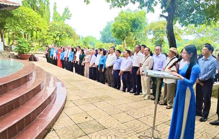 Đoàn công tác viếng Nhà bia tưởng niệm liệt sĩ ngành Giáo dục