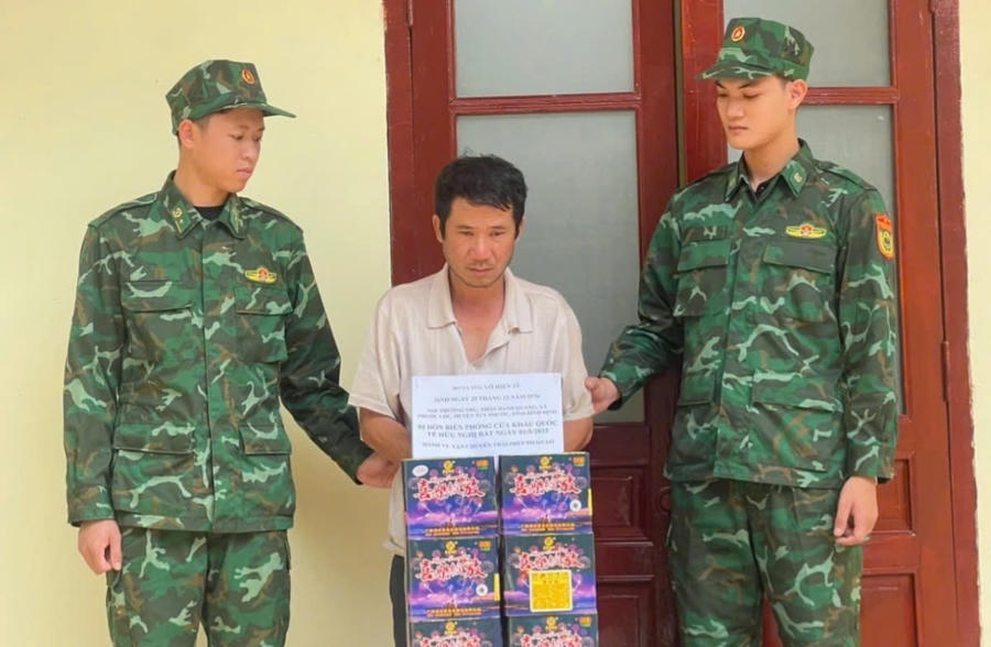 Đối tượng Võ Hiền Sỹ cùng tang vật vụ án. (Ảnh: BĐBP tỉnh Lạng Sơn).