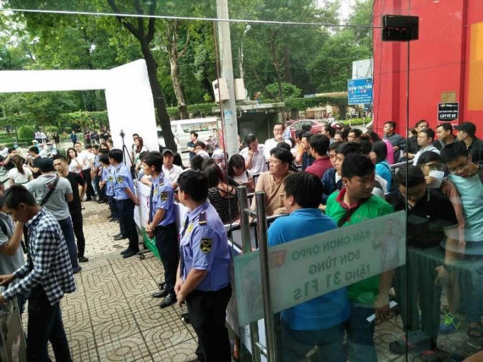 Số lượng người xếp hàng đợi mua máy phải xếp hàng dài.