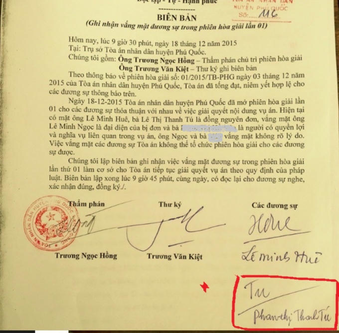 Chữ ký bà Tú lại khác trong "Biên bản ghi nhận vắng mặt đương sự" trong phiên hòa giải lần 1 (18/12/2015).