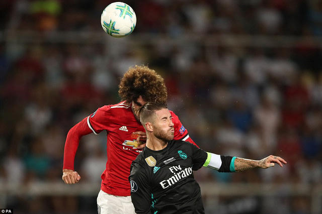 Fellaini đổ máu sau tình huống va chạm với Ramos