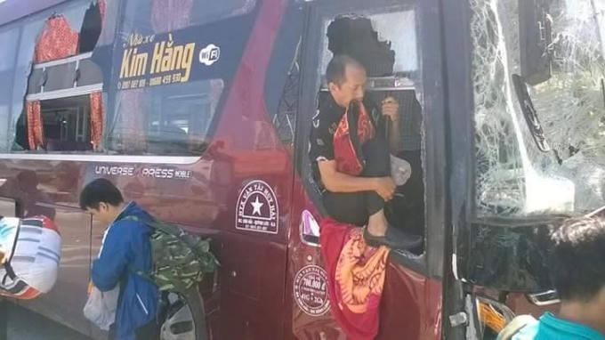 Những người trên xe khách phải xuống xe bằng “đường” cửa kính bị vỡ.