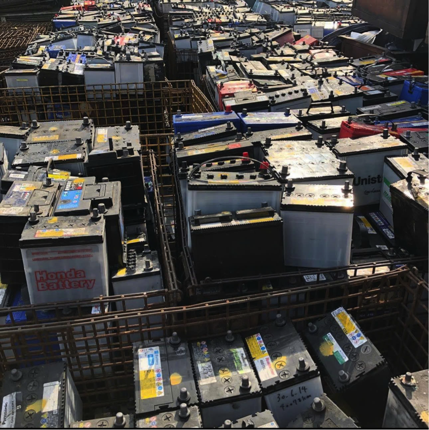 Ắc quy đã qua sử dụng được thu gom và tiến hành xử lý thep đúng quy trình.