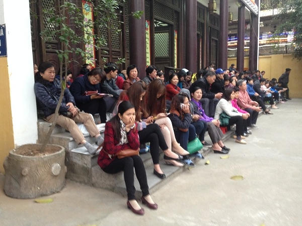 Hôm nay ngày rằm tháng Giêng trùng với ngày giải hạn sao Kế đô nên chùa Phúc Khánh có đông người đến để làm lễ hơn mọi năm.