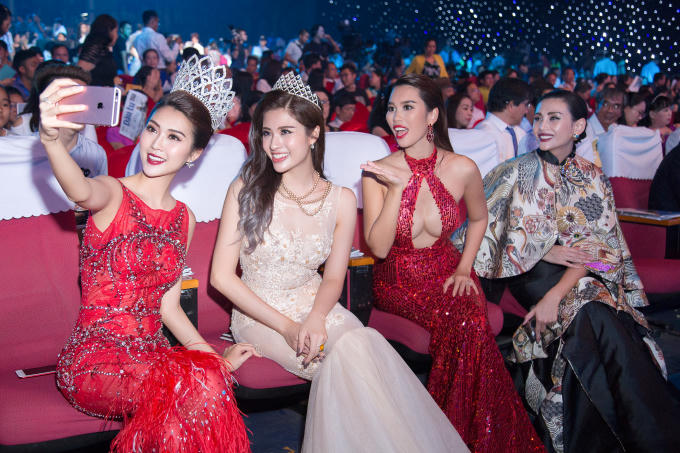 Hoa hậu Tường Linh diện váy đỏ rực tại chung kết Hoa hậu Hữu Nghị ASEAN 2017