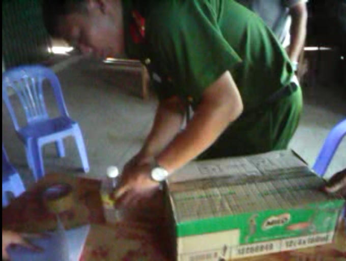 Cán bộ Công an huyện Lâm Thao (Phú Thọ) lập biên bản, thu giữ các hộp sữa Milo hỏng để xử lý