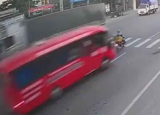 Xe máy sang đường bị ô tô tông trúng do không quan sát. (Ảnh: Cắt từ clip)