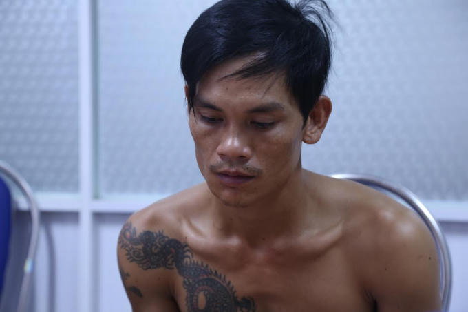 Nguyễn Viết Trung ngồi cùng bàn, đi với nhóm Lâm bất ngờ rút súng tự chế bắn về phía anh Nhân gây thương tích.