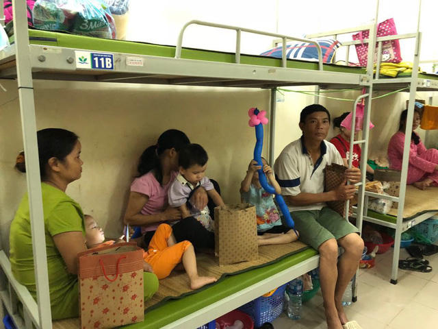 Bệnh nh&acirc;n ngh&egrave;o &ograve;a kh&oacute;c nh&igrave;n nh&agrave; trọ ch&aacute;y kh&ocirc;ng thể v&agrave;o lấy đồ