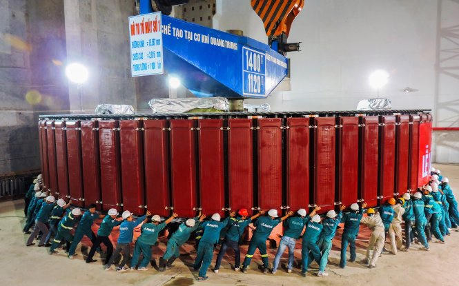 Lắp đặt rôtô tổ máy phát điện số 1 nặng cả nghìn tấn đảm bảo an toàn, đưa tổ máy số 1 đi vào vận hành trước ba tháng, mang lại nguồn lợi cho nhà máy hàng nghìn tỉ đồng - Ảnh: EVN cung cấp