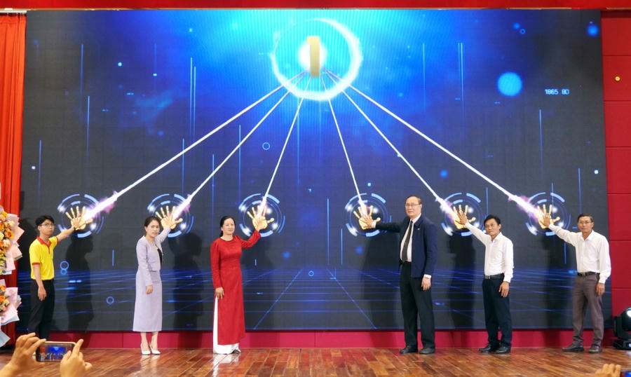 Đại diện lãnh đạo các đơn vị và đại diện sinh viên thực hiện nghi thức phát động chương trình sử dụng tên miền quốc gia “.vn”. (Ảnh: Nguyễn Dô)