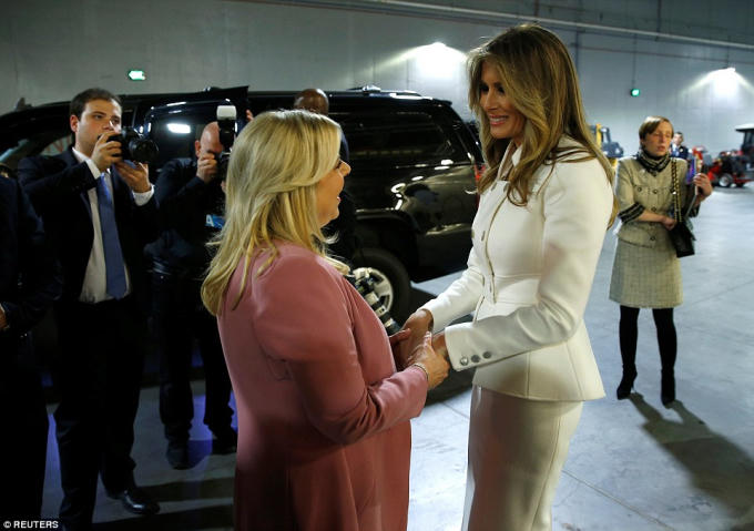 Đệ nhất phu nhân Melania Trump chia tay phu nhân Sara sau chuyến đi thăm bảo tàng.