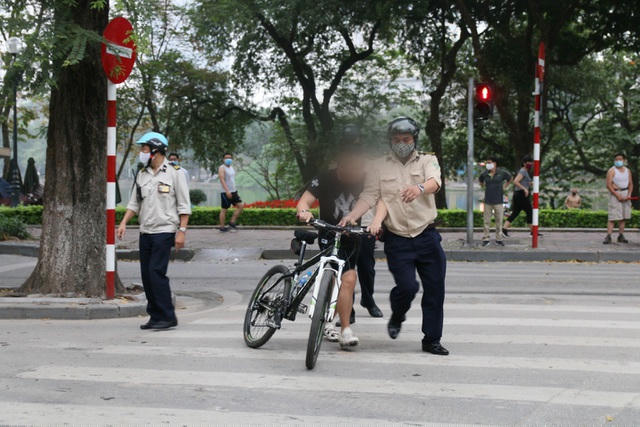 Hơn 30 trường hợp cố tình không đeo khẩu trang dù đã được lực lượng chức năng tuyên truyền nhắc nhở. Những người này sau đó đều bị lập biên bản xử phạt vi phạm hành chính với mức phạt 200.000 đồng.