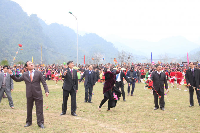 Các vị lãnh đạo và khách mời tham gia trò chơi ném còn.