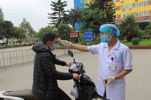 Tất cả những người vào viện đều được tổ chức phân luồng và đo thân nhiệt, kiểm soát ngay từ cửa vào.