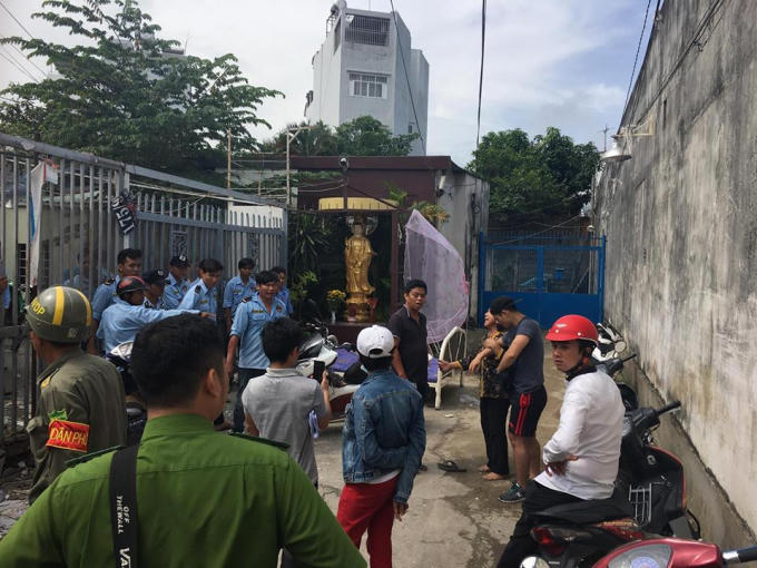 Cảnh tượng khá hỗn loạn tại cổng nhà bà Hường.
