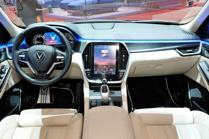 Nội thất VinFast Lux V8 sang trọng với chất liệu da Ultrasuede chế tác thủ công và hợp chất sợi carbon.