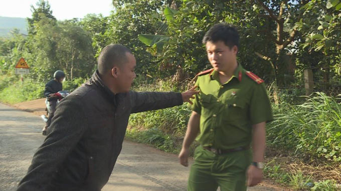 Tùng đang thực nghiệm hiện trường vụ việc.