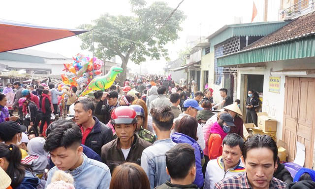 Chợ Dinh là phiên chợ huyện của huyện Yên Thành (Nghệ An), mỗi tháng họp 3 phiên vào các ngày mùng 9, 19 và 29 âm lịch. 29 Tết là phiên chợ cuối cùng trong năm, thu hút hàng nghìn người dân trong huyện về đây mua bán