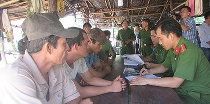 Công an vây ráp lán trại trong rừng của Phượng "râu" hồi cuối tháng 4/2018.