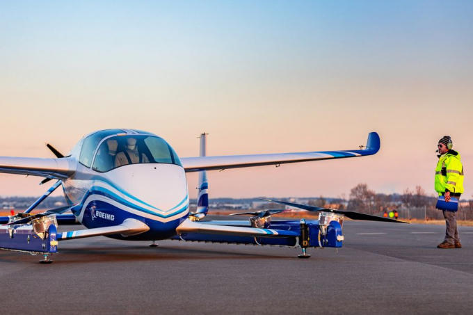 Mẫu ô tô bay của Boeing trông giống như một chiếc phi cơ lai giữa trực thăng và máy bay không người lái. Ảnh: AP.