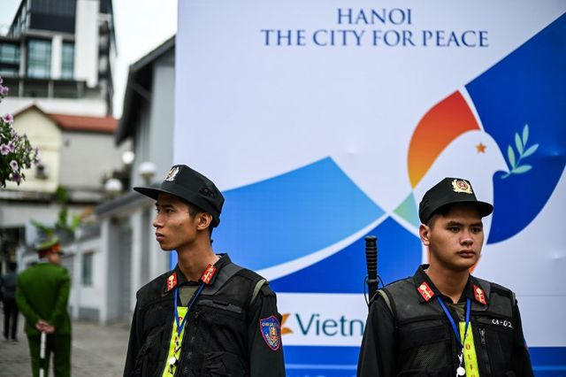 Lực lượng an ninh đứng gác tại các tuyến đường ở Hà Nội trước thềm thượng đỉnh Mỹ - Triều. (Ảnh: AFP)