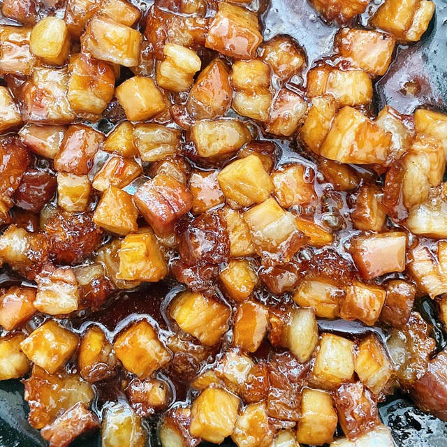 Thịt heo quay tẩm ướp gia vị rồi rim nhỏ lửa chính là yếu tố quyết định hương vị rất riêng của món chè này. Ảnh: Nguyễn Hoàng Bảo