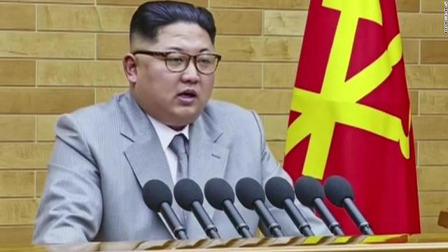Nhà lãnh đạo Triều Tiên Kim Jong-un xuất hiện trên sóng truyền hình quốc gia phát biểu lời chúc tới toàn dân năm mới. Ảnh: CNN