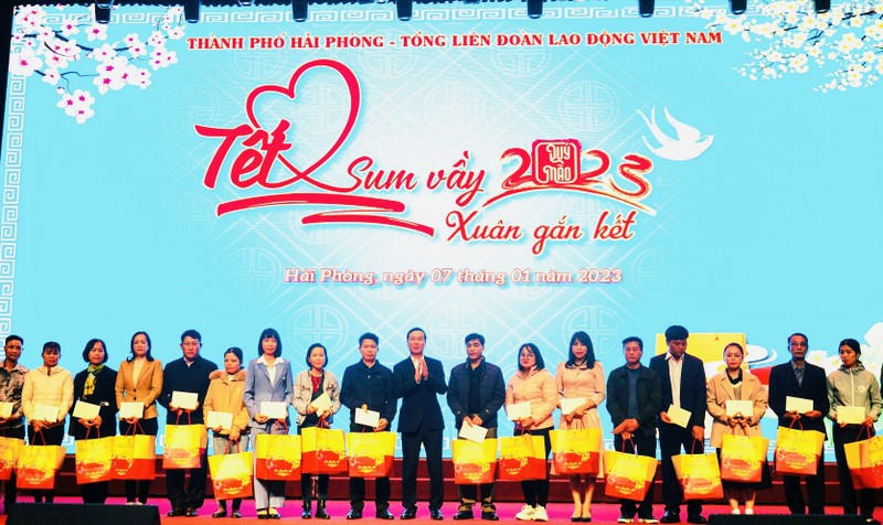 Ủy viên Bộ Chính trị, Thường trực Ban Bí thư Trung ương Đảng Võ Văn Thưởng trao quà tặng công nhân lao động TP.