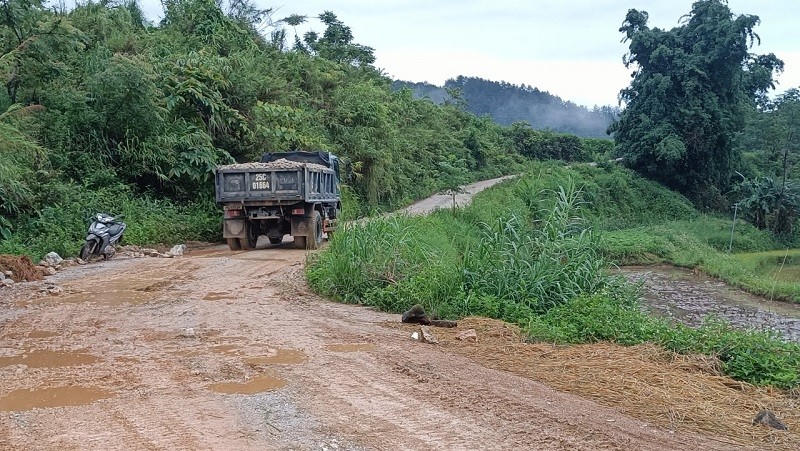 Mỗi ngày có hàng chục chiếc xe tải chở đá dấu hiệu quá khổ, quá tải, chở vượt thành thùng đi trên tuyến đường này.