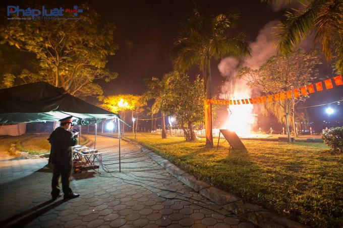 Đằng sau những m&agrave;n ph&aacute;o hoa rực rỡ tại H&agrave; Nội