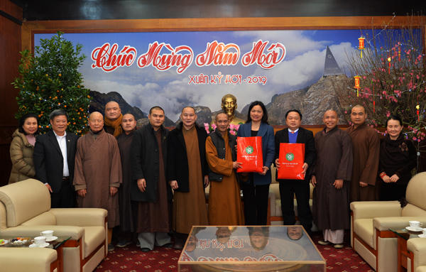 BTS GHPGVN tỉnh Cao Bằng và quỹ Thiện Tâm - Tập đoàn VinGroup tặng quà cho bà con nhân dân tại tỉnh này.