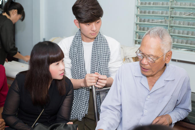 Vượt 200km, Hoa hậu Hằng Nguyễn xúc động khi hội ngộ “nghệ nhân” Lãnh Mỹ A