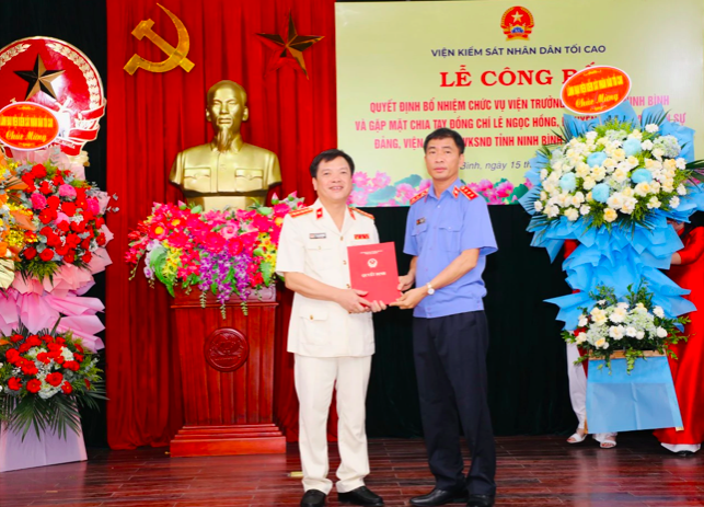 Phó Viện trưởng Viện Kiểm sát Nhân dân Tối cao Nguyễn Duy Giảng trao quyết định bổ nhiệm chức vụ Viện trưởng Viện Kiểm sát Nhân dân tỉnh Ninh Bình cho ông Phạm Ngọc Cảnh (bên trái). Ảnh: NT