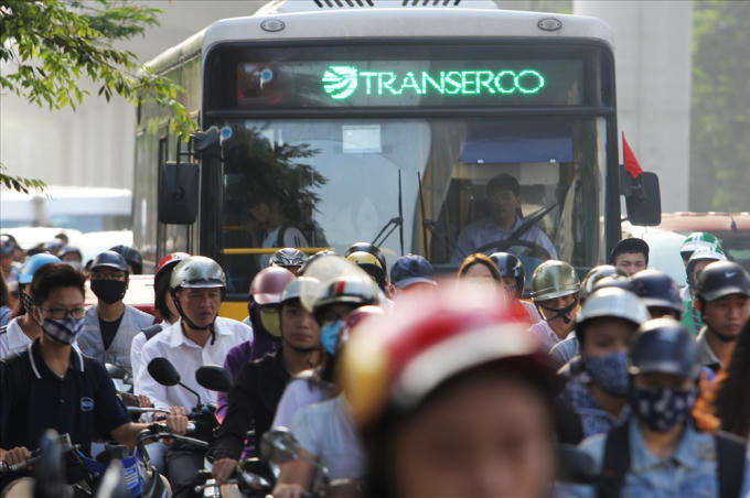 Mật độ phương tiện lưu thông trên hai tuyến đường dự kiến cấm xe máy đều rất cao bất kể trong giờ cao điểm hay thấp điểm.