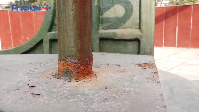 Khẩu pháo hoen gỉ không rõ chất liệu.