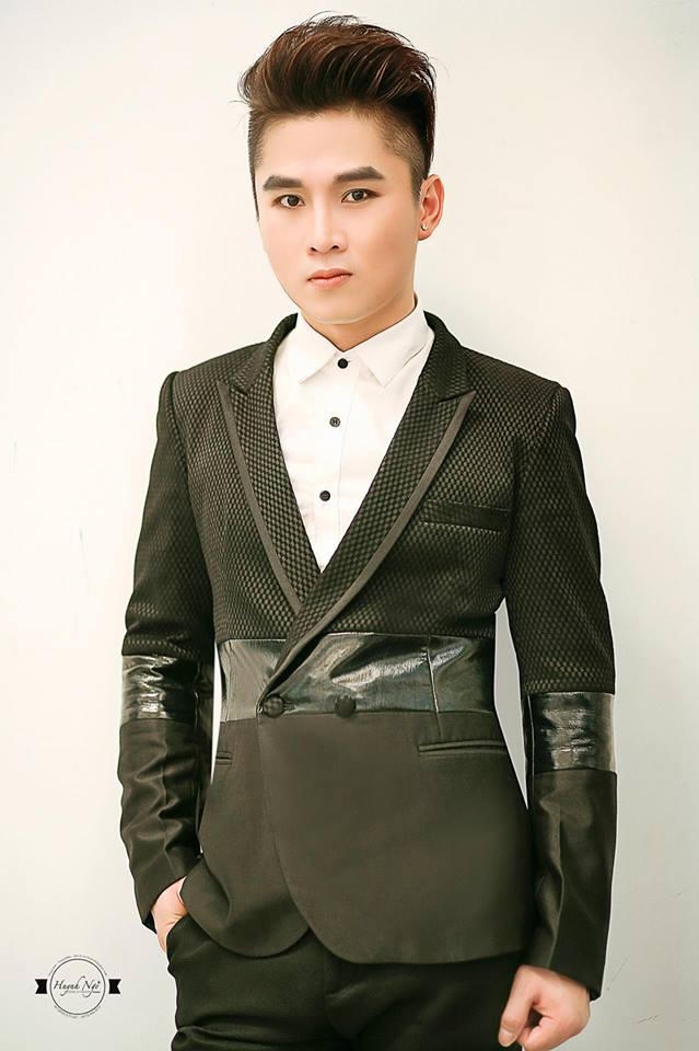 ca sỹ Du Thiên với phong cách lịch lãm khi hát trên sân khấu. (ảnh: NVCC).