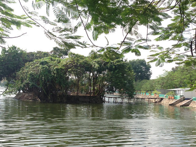 Hình ảnh hòn đảo nơi có "phế tích" đền trước khi được phục dựng, năm 2015. (Ảnh: Hà Tùng Long)  Năm 1980, ngôi đền cũ bị dỡ bỏ để làm sân chơi, nhà kho. Sau đó, nơi đây từng có thời gian được sử dụng làm quán giải khát. Dự án phục dựng đền được thành phố phê duyệt năm 2014, đến năm 2015 thì triển khai thực hiện.