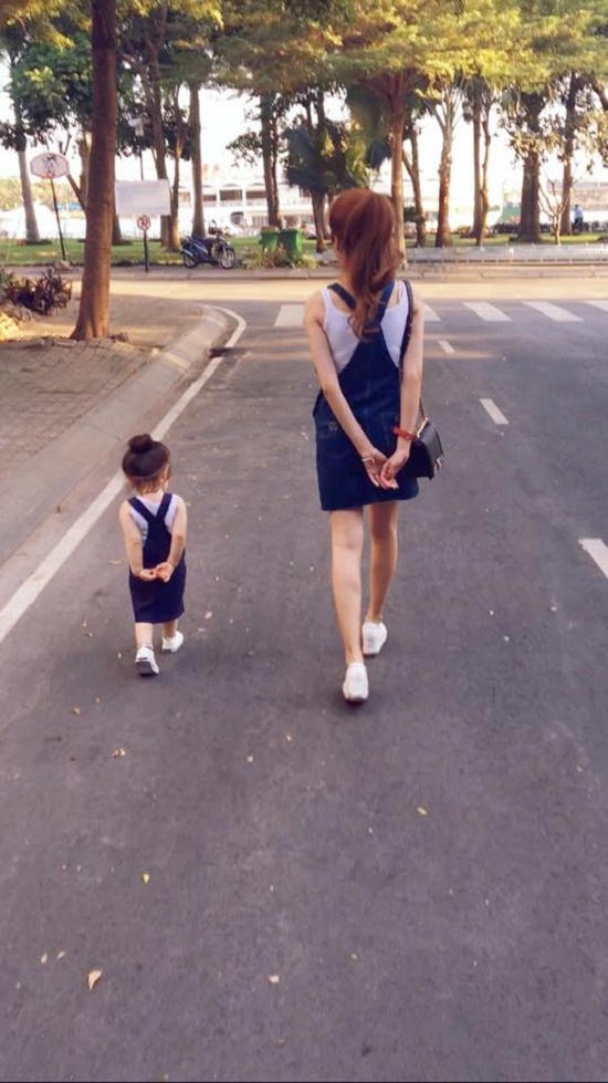 Elly Trần cùng con gái diện đồ đôi dạo phố ngày đầu năm.