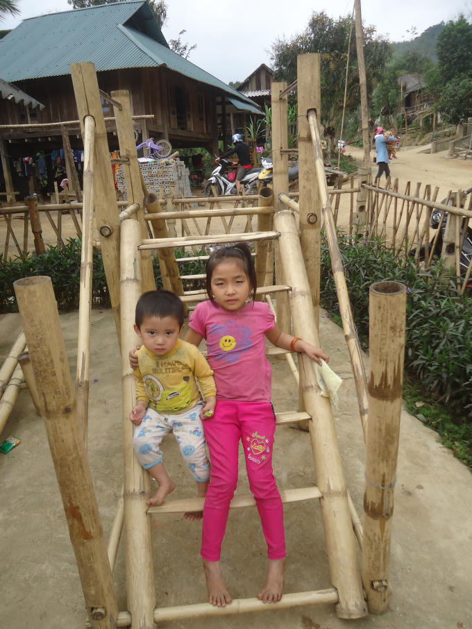 Những trò chơi của các em cũng tận dụng làm từ tre, gỗ.