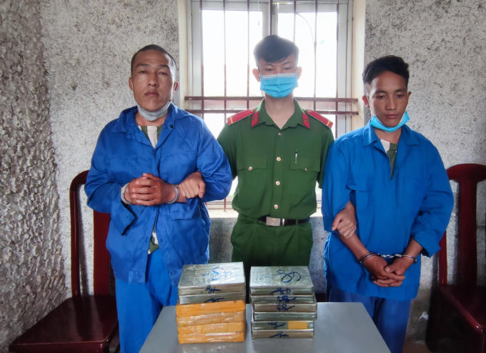 Hai đối tượng bị lực lượng chức năng bắt giữ.