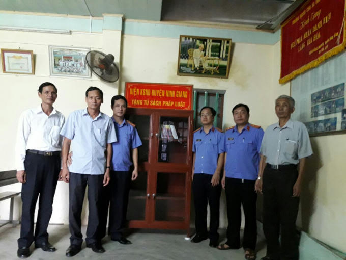 Trao tặng tủ sách.
