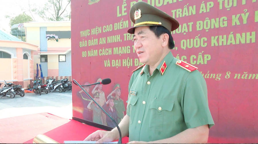 Thiếu tướng Nguyễn Văn Hận – Giám đốc Công an tỉnh An Giang phát biểu tại lễ ra quân