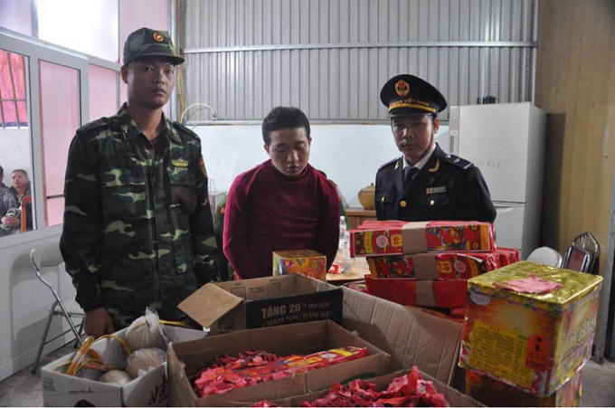 Ngô Quang Nhị (áo đỏ, ở giữa) bị lực lượng chức năng bắt giữ cùng tang vật.