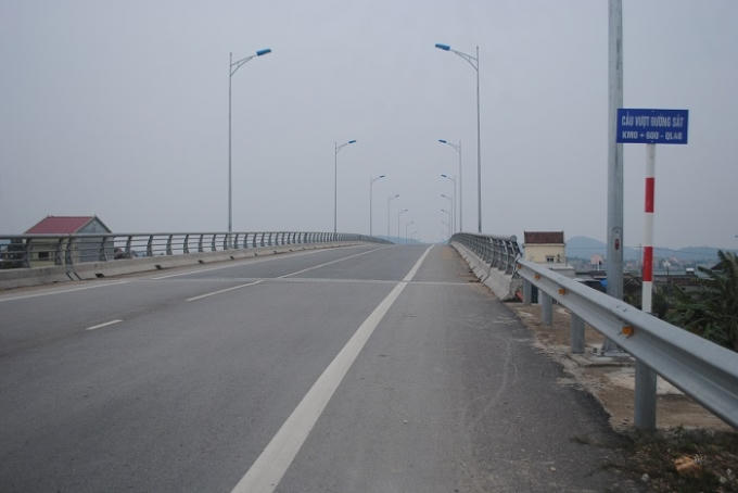 Cầu vượt đường sắt Yên Lý được đầu tư hàng trăm tỷ đồng nhưng vắng bóng phương tiện qua lại.