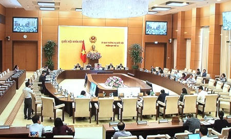 Phiên họp thứ 33 của UBTVQH đã hoàn thành chương trình đề ra và bế mạc vào sáng 19/4. Ảnh: VGP/Nguyễn Hoàng