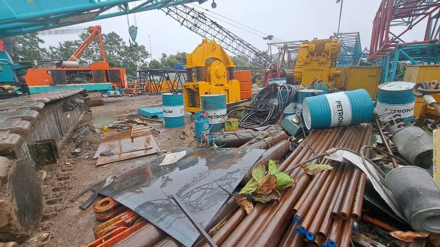Bên trong bãi tập kết có chứa các thùng lớn nằm ngổn ngang