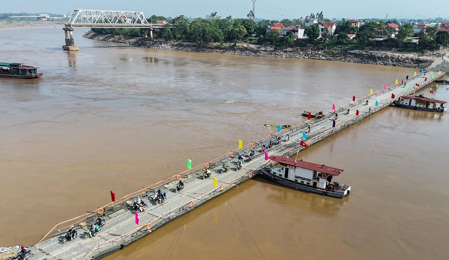Cầu phao Phong Châu được lặp đặt phục vụ người dân đi lại sau khi cầu Phong Châu bị sập.
