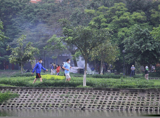 anh: nguoi dan hn nuom nuop tap the duc du co