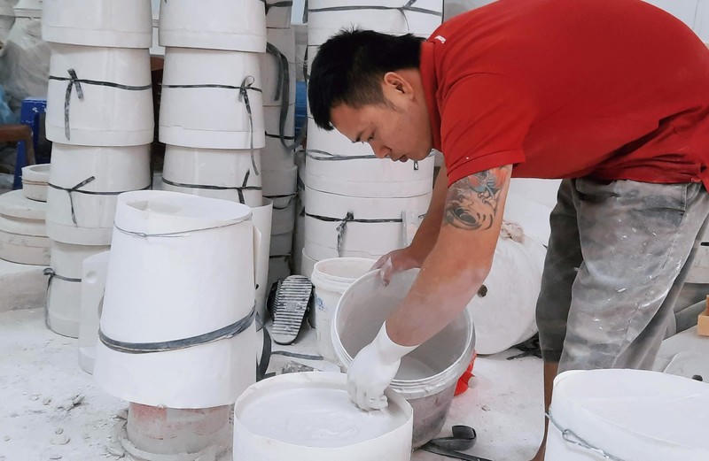 Kĩ thuật làm gốm hiện đại đã tạo nên năng suất lao động và độ đồng đều sản phẩm cao.